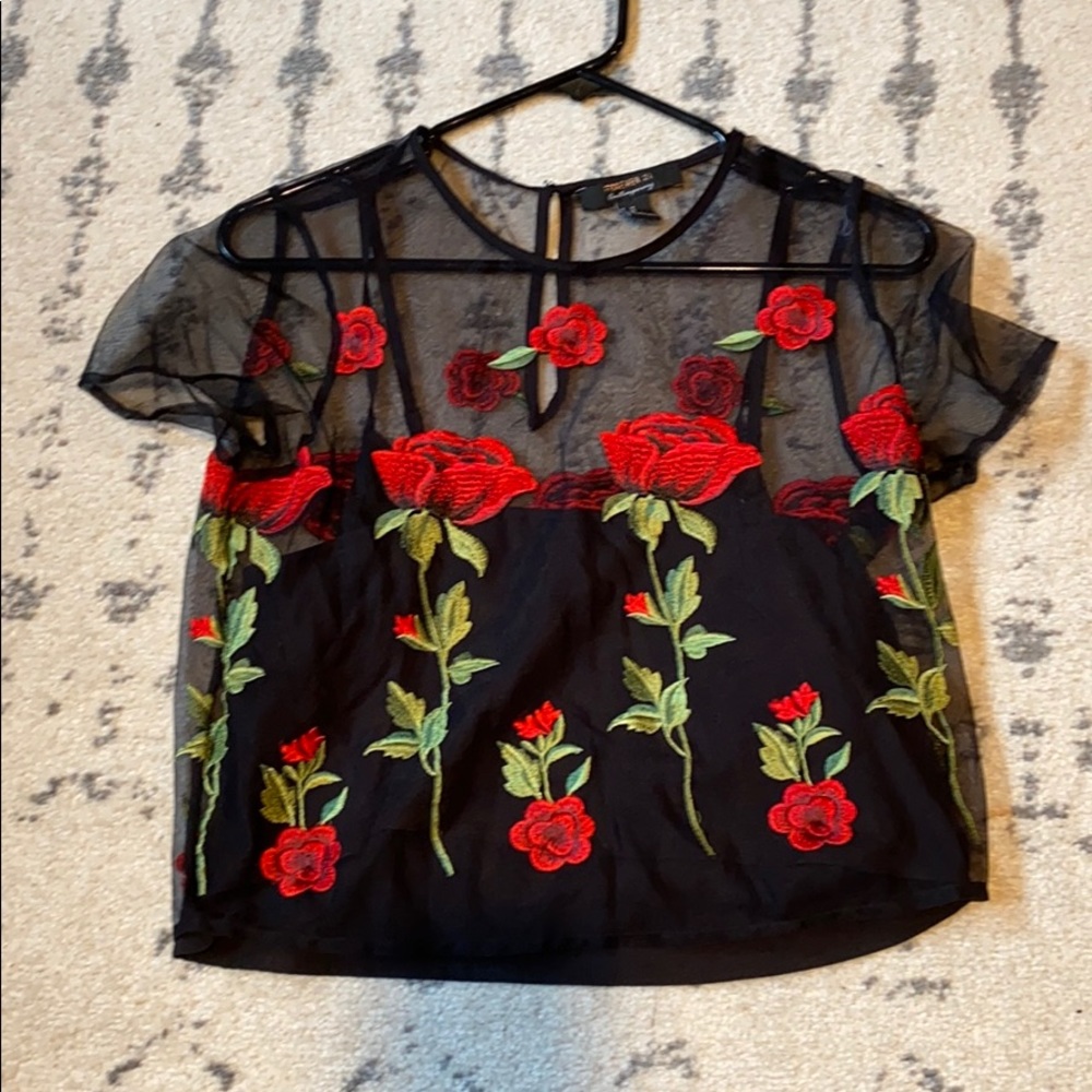 Rose cropped black shirt (M)